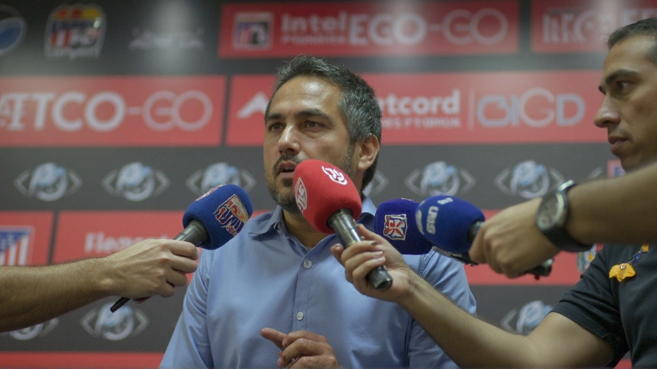 Adson Batista aposta em reforços baratos e empréstimos para montar elenco do Atlético-GO em 2025