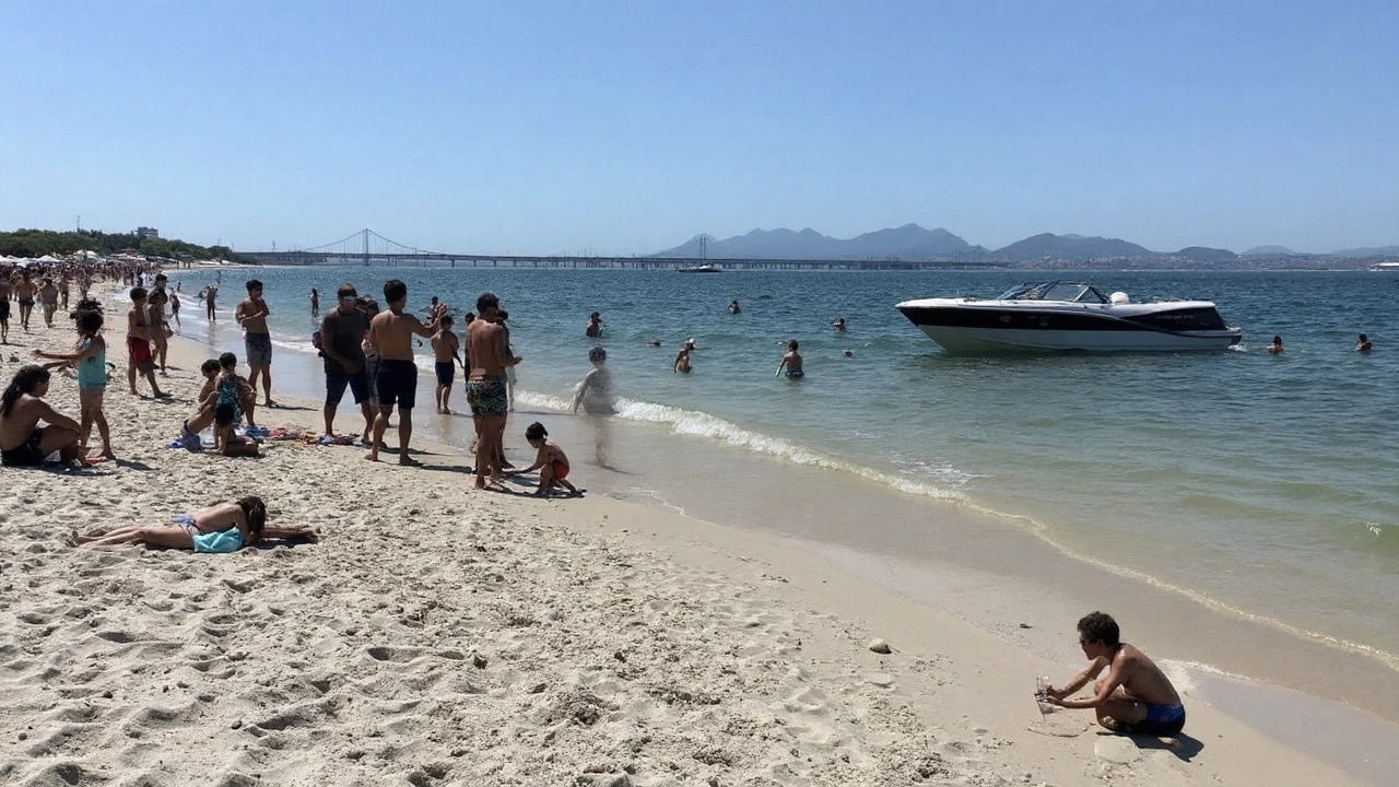 Barco invade área de banhistas na Praia do Flamengo e revolta frequentadores