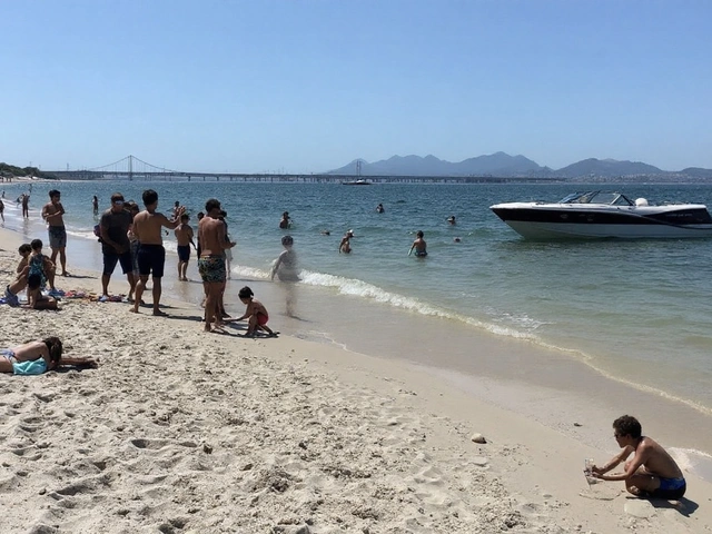 Barco invade área de banhistas na Praia do Flamengo e revolta frequentadores